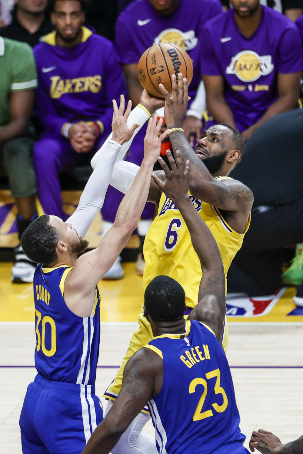 转会期NBA季后赛传出新动向；洛杉矶湖人状态回暖；管理层表态——赛场秩序良好；心理建设被强调的简单介绍