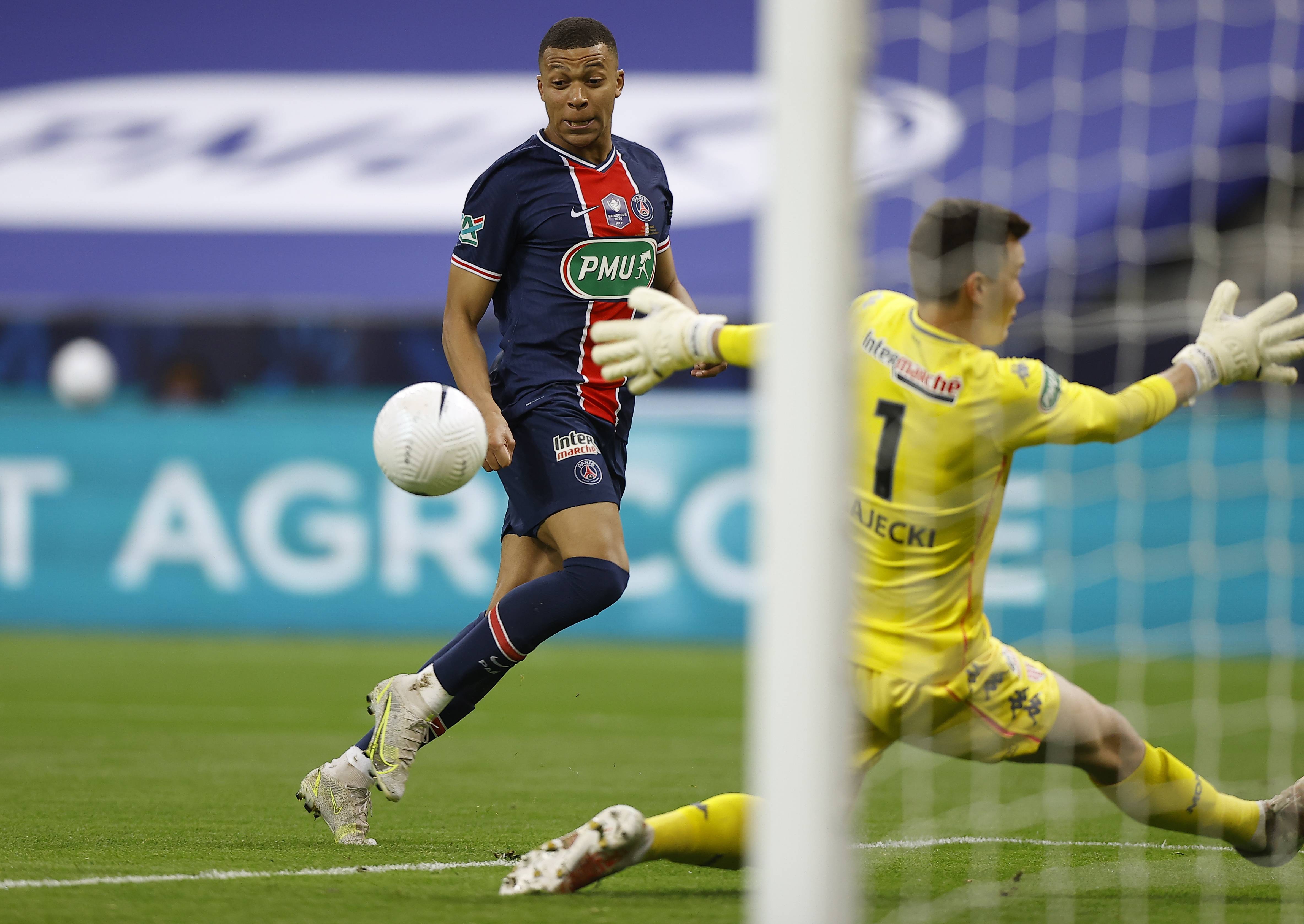 爱游戏在线包含斯图加特训练开放日，集结日造点机会引欢呼，法国杯在即，赛季目标并未改变的词条