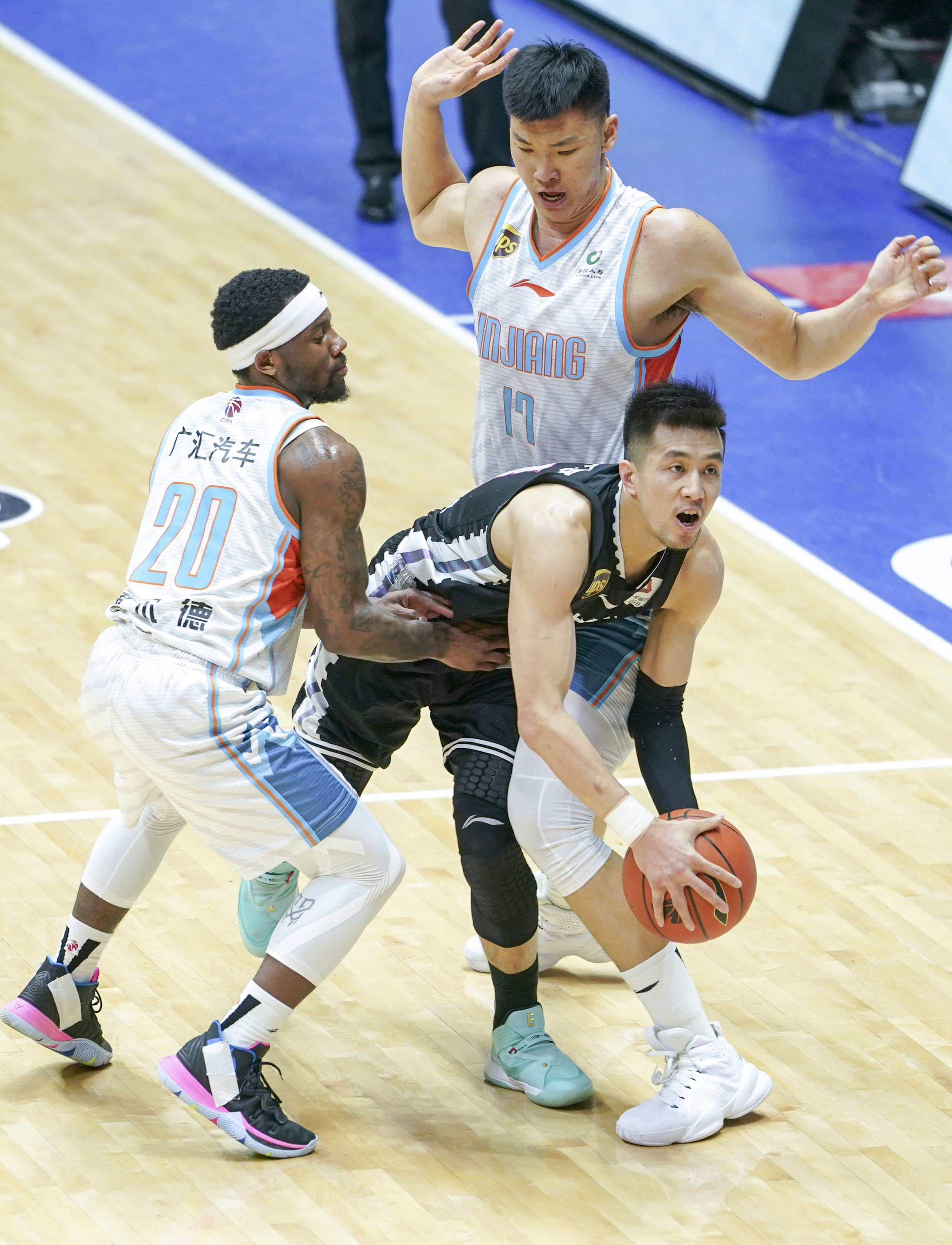 包含集结日新疆广汇强势反弹：德甲节点到来，球迷炸锅，心理建设被强调的词条